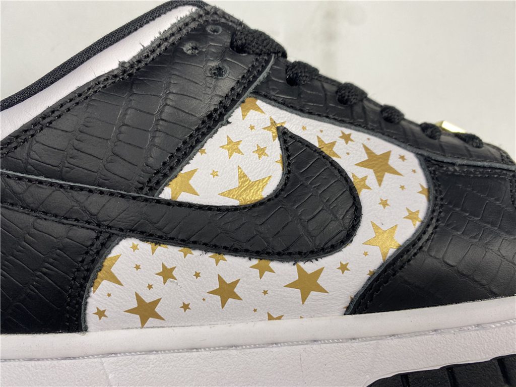 Svp*me x Nike SB Dunk Low DH3228-102